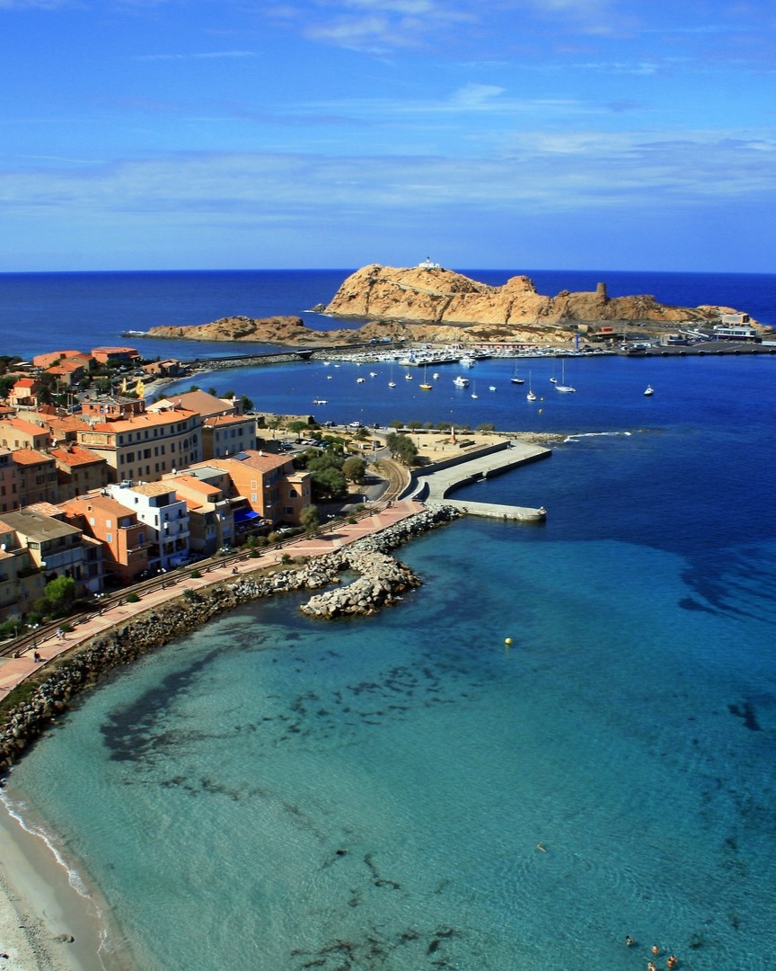 Vue générale de L'Ile Rousse et des îles de La Pietra